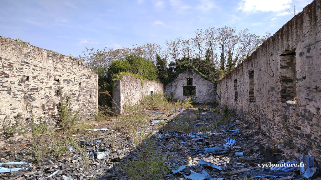 De vieilles usines en ruines du temps de l'exploitation des ardoises