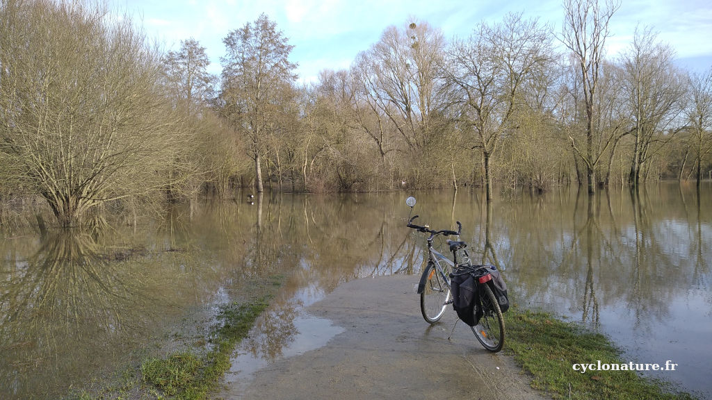 Angers - Balade à vélo au parc Balzac sous les eaux