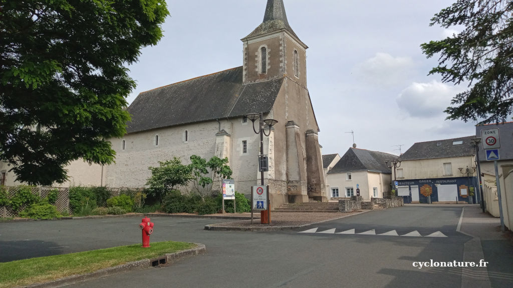 Place de l'église à Saint Lambert la Potherie