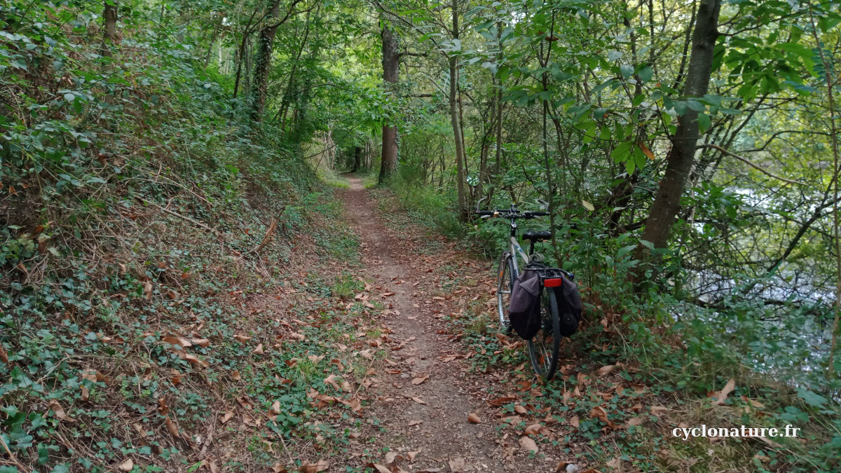 A VTC sur un parcours VTT