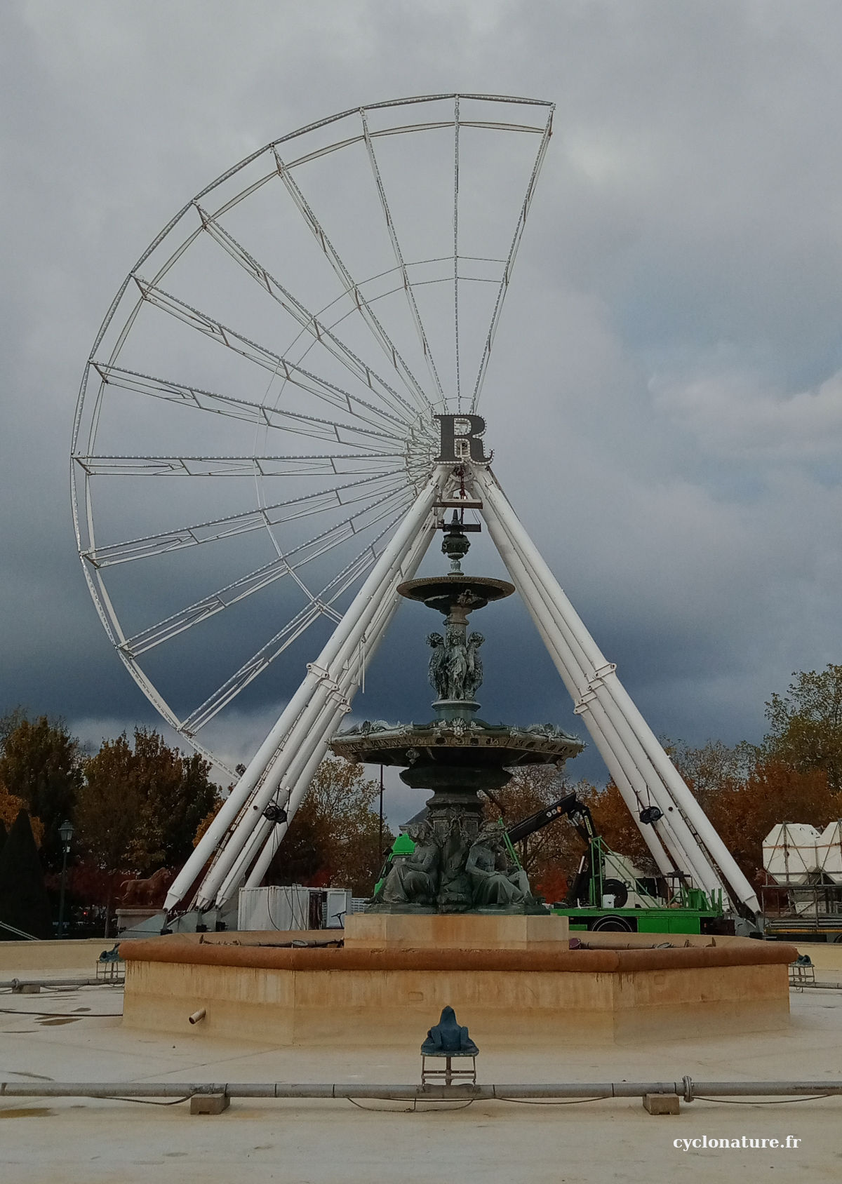 Angers: La grande roue en plein montage