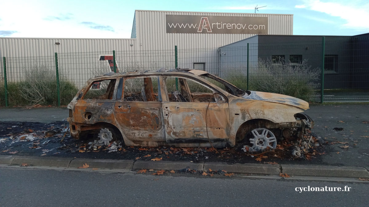 Une bagnole cramée rue de la Paperie à Trélazé