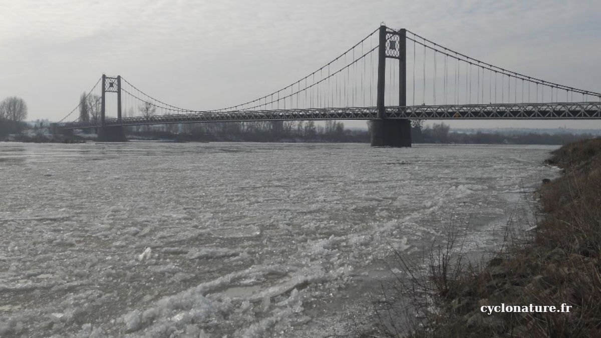 Le pont d'Ancenis et la Loire qui commence à geler