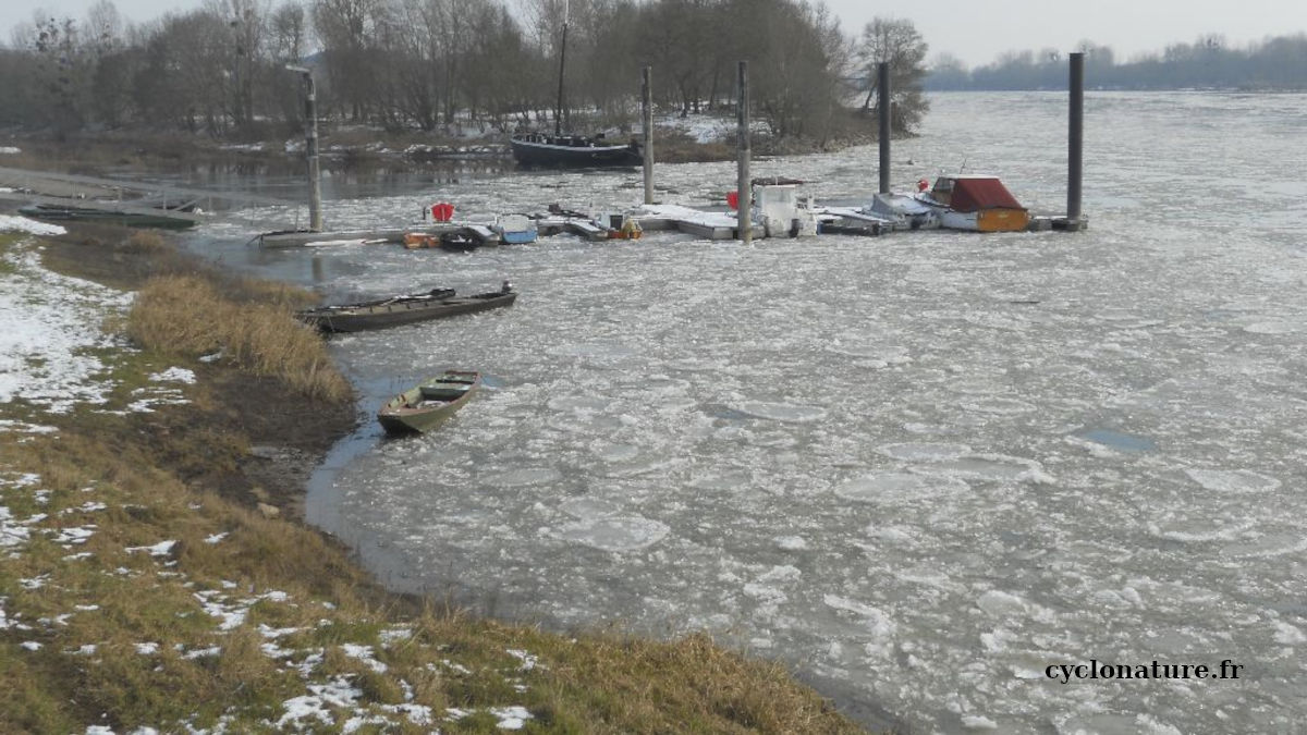 La halte nautique d'Ancenis sur la Loire emprisonnée par la glace