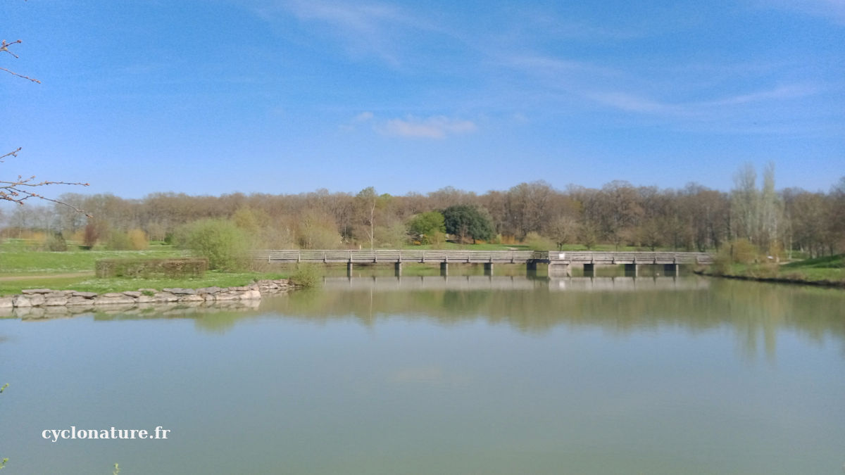 L'étang du parc André Delibes à Saint Sylvain d'Anjou