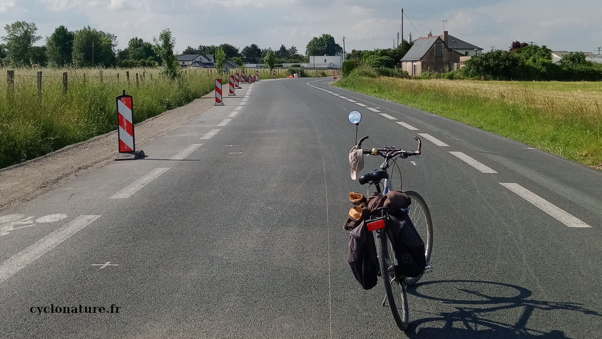 A vélo seul sur une route fermée pour travaux