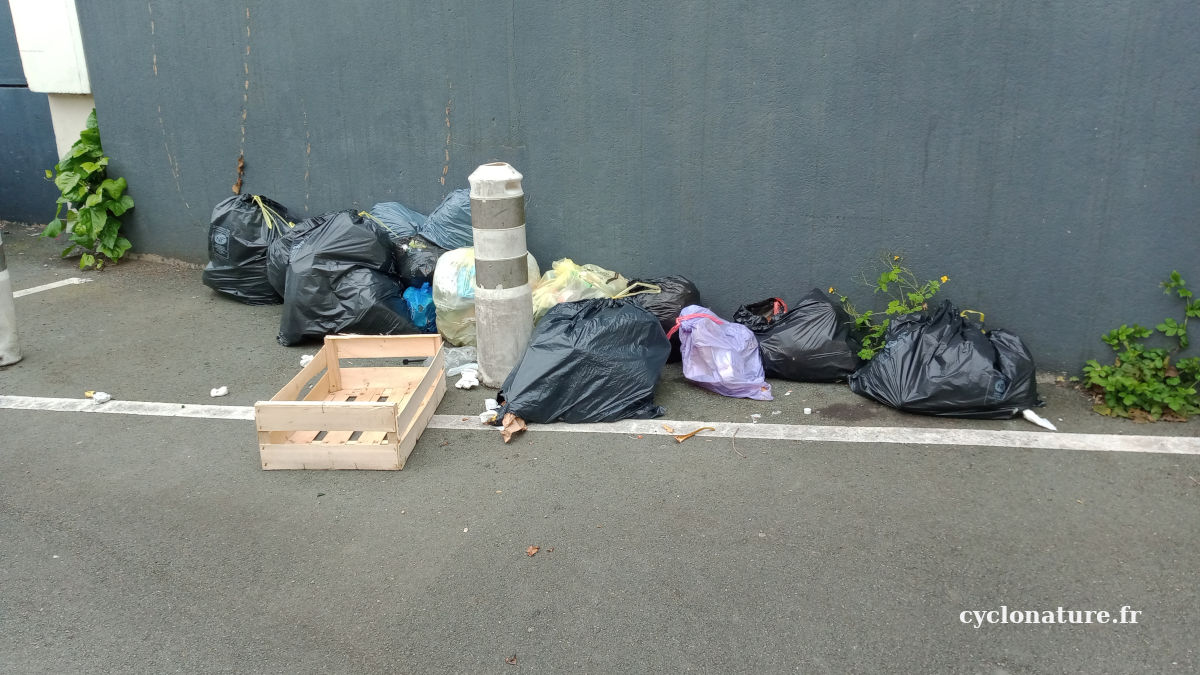 Angers: Le mur des poubelles