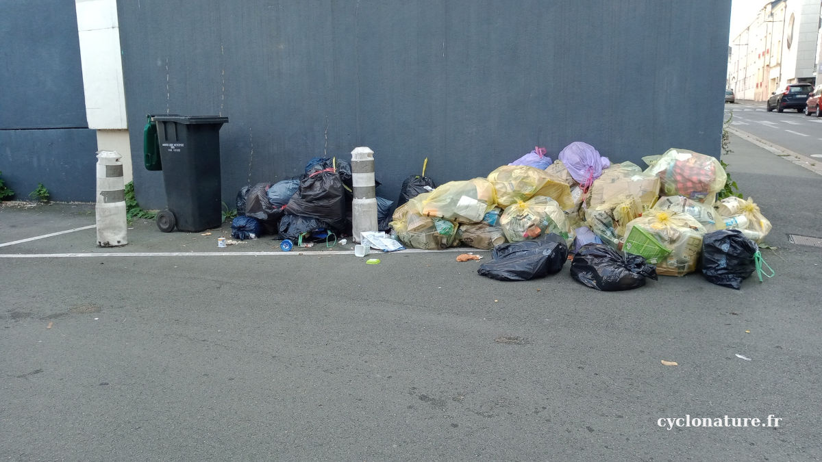 Les poubelles c'est pas sur les trottoirs