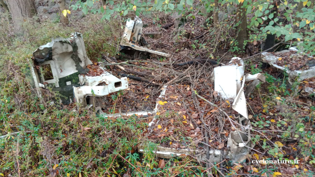 Angers: Nouvelles photos du véhicule coupé en morceaux
