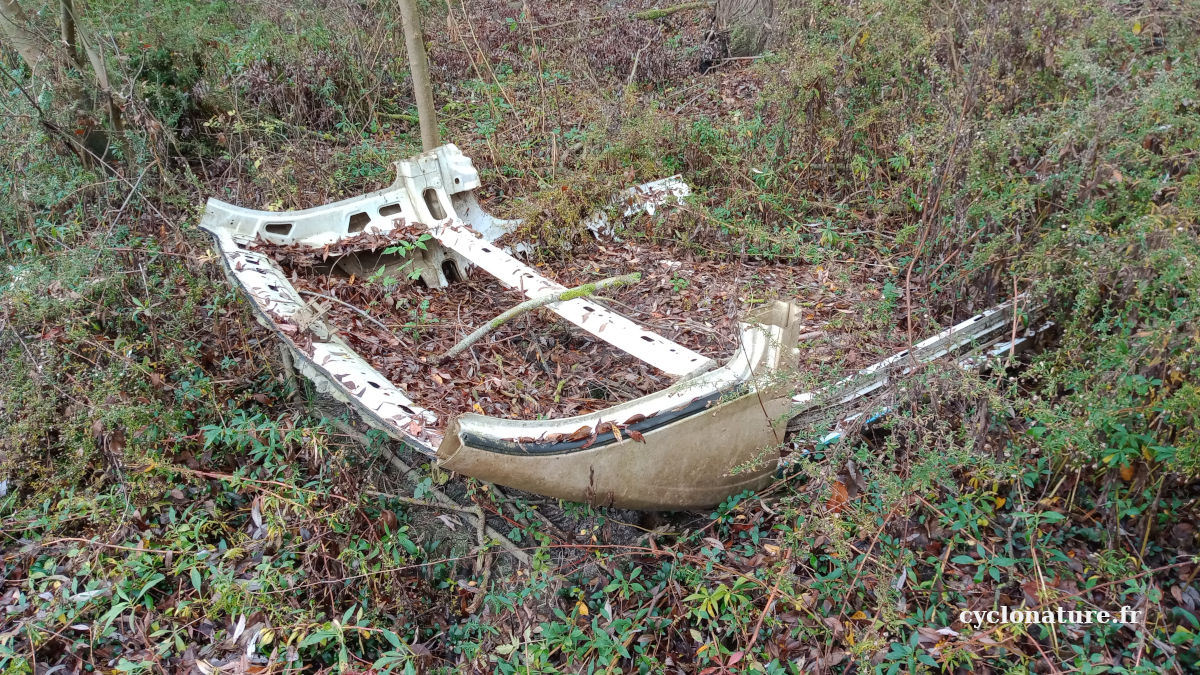 Angers: Nouvelles photos du véhicule coupé en morceaux