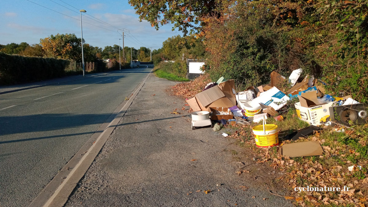 Dépôt sauvage rue de la Paperie à Saint Barthélemy d'Anjou