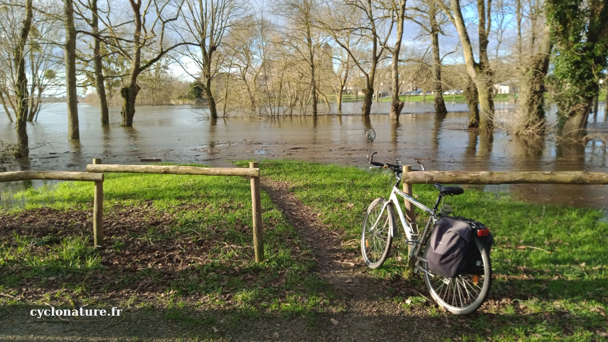 A vélo à Ecouflant au bord de la Sarthe qui déborde