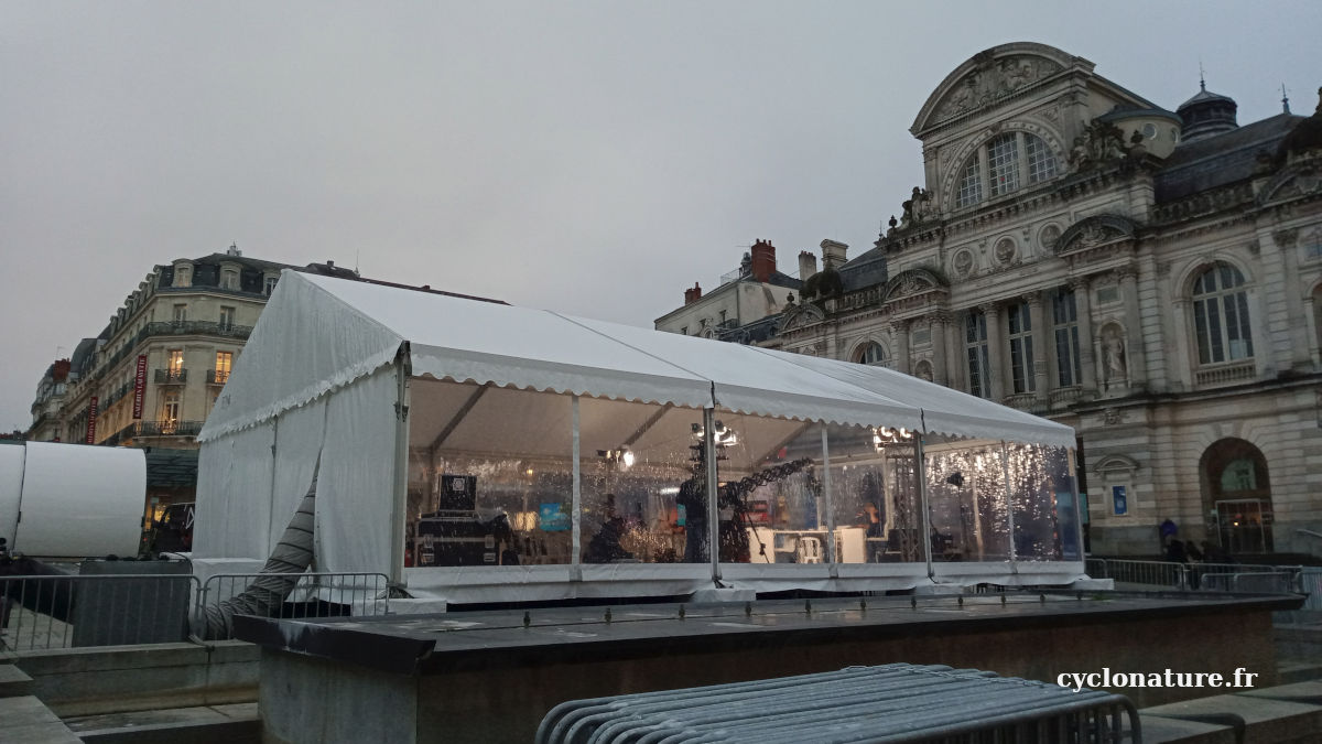 Le chapiteau des Grandes Gueules devant le théâtre d'Angers