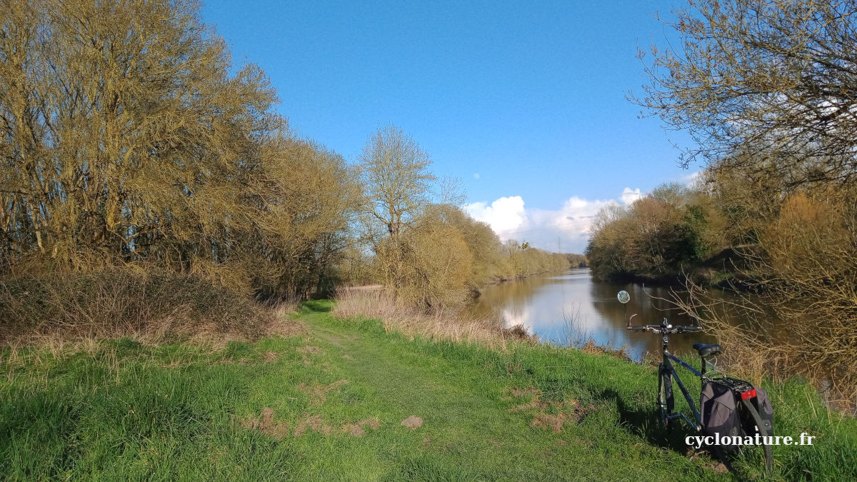 A vélo sur le chemin de halage de l'Authion à Trélazé