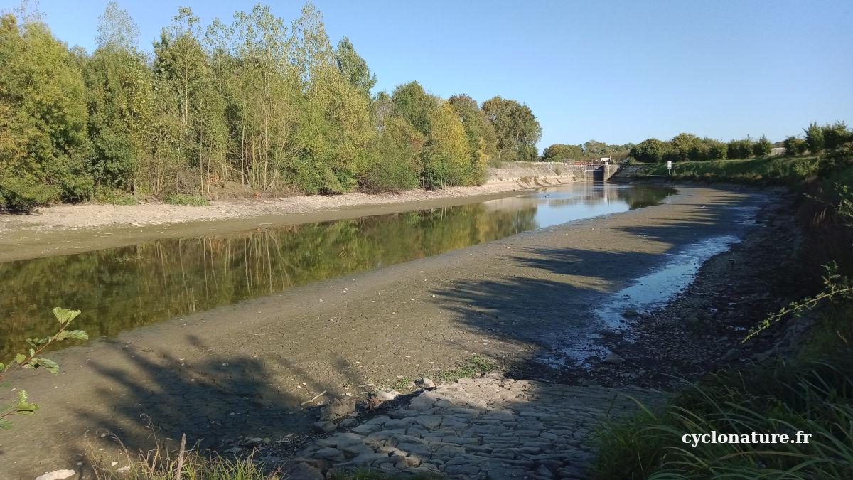 A vélo le long de la Mayenne en période d'écourues