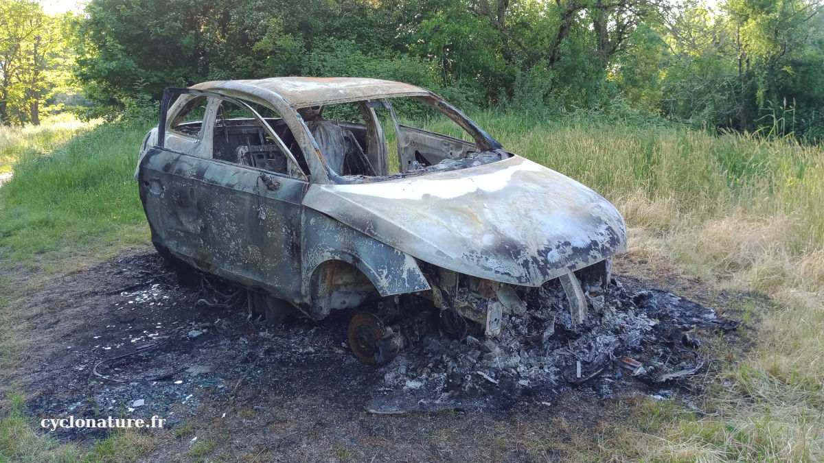 Les Ponts de Cé: Une voiture brulée le long de l'Authion