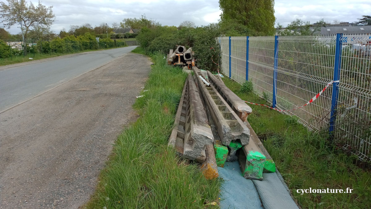 Angers: Dépôt sauvage de poteaux électriques