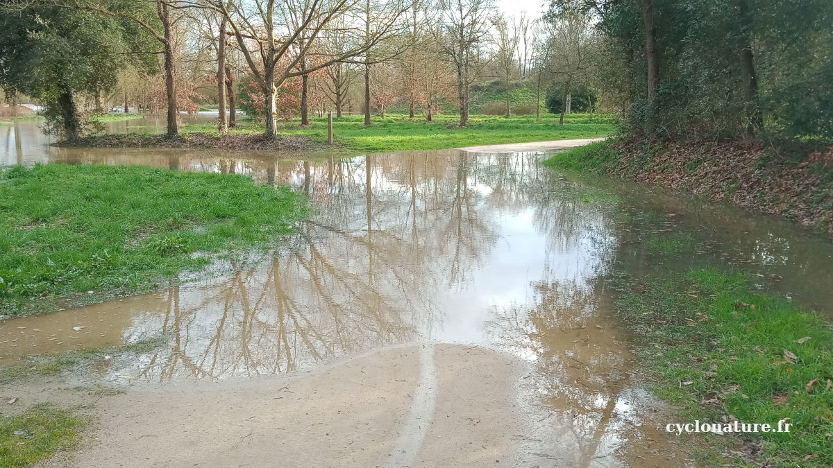 Un chemin recouvert d'eau où je suis quand même passer à vélo