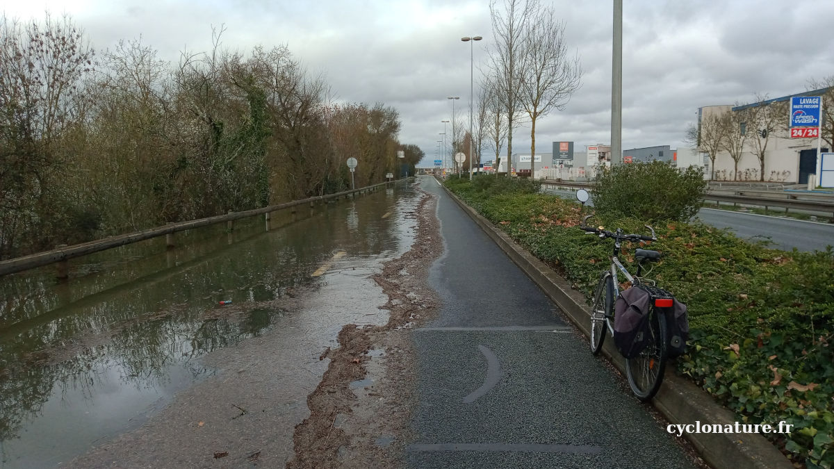 A vélo sur les voies sur berges à Angers