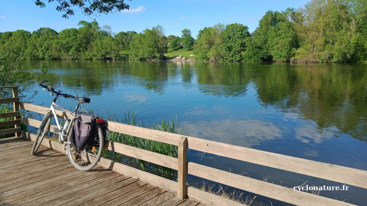 A vélo le long de la Mayenne