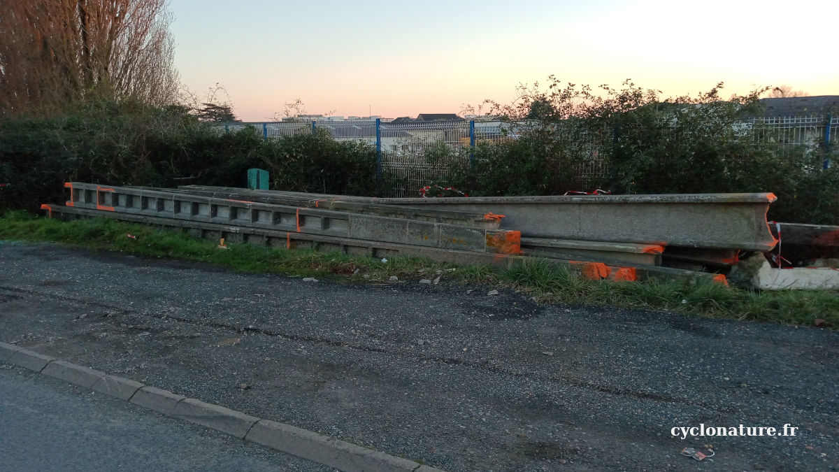 Des poteaux électrique au bord de la route