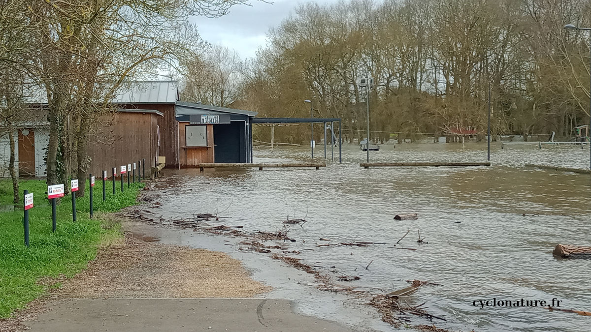 Le parking de la guinguette d'Ecouflant sous les eaux