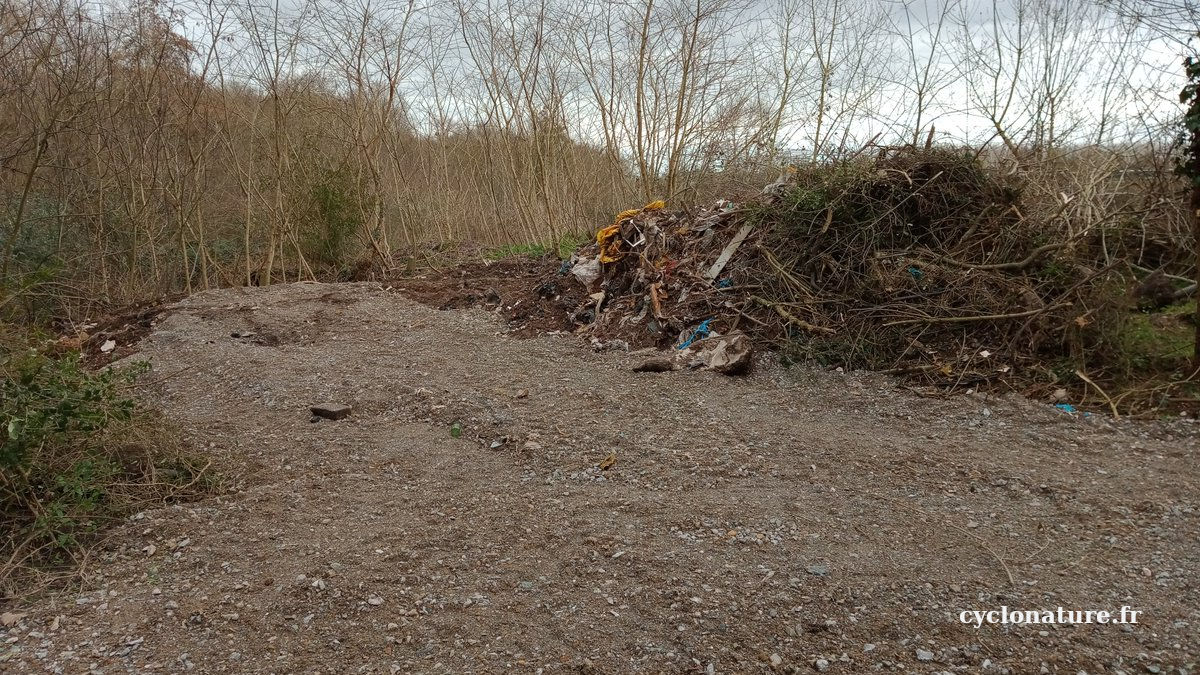 La zone est rasée et le monticule commence à voir le jour