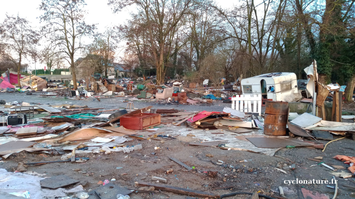 Le parking de la Paperie en cours de nettoyage