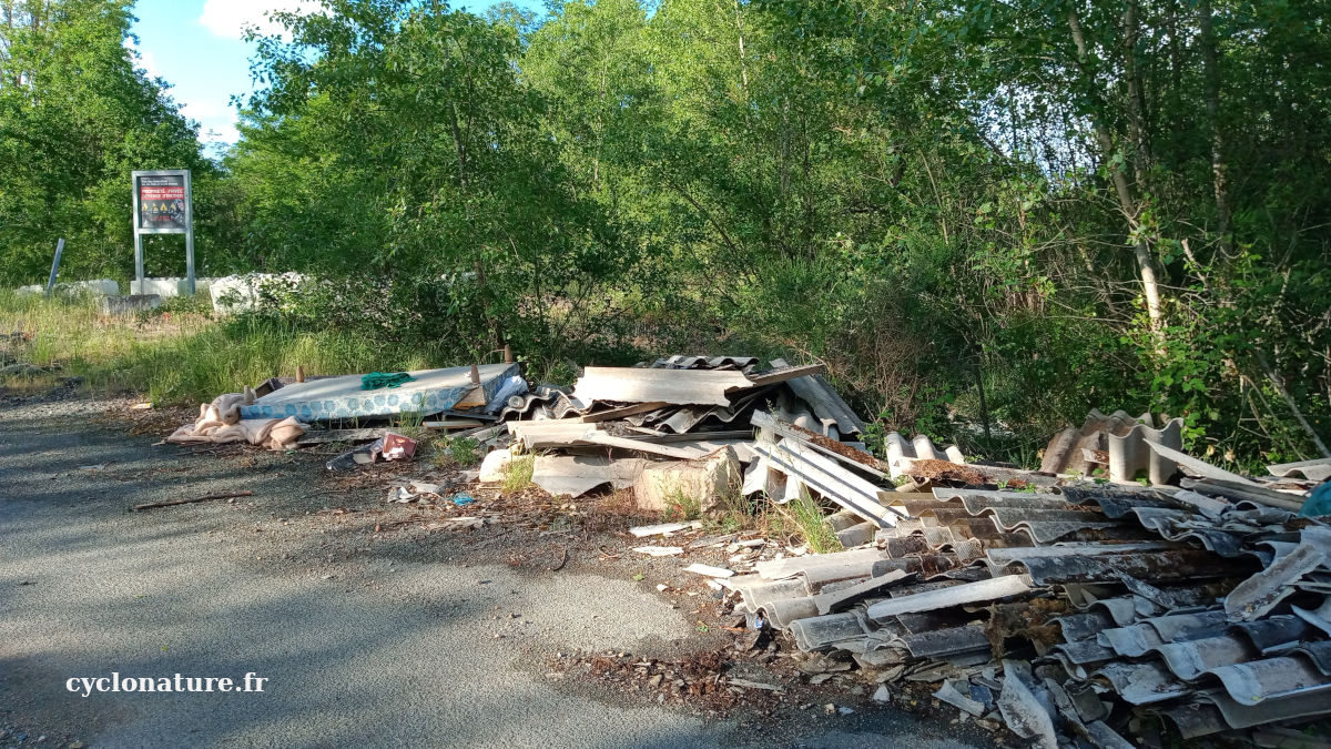 Sur le chemin qui mène au parking P2 de l'Arena Loire