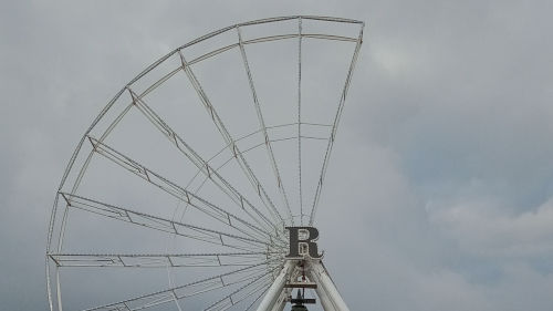 Angers: La grande roue en plein montage