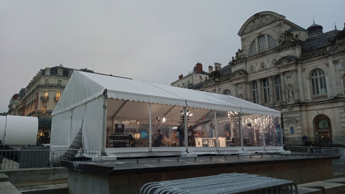 Le chapiteau des Grandes Gueules devant le théâtre d'Angers