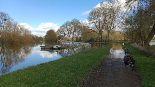 La Mayenne en crue à Montreuil Juigné et à Angers