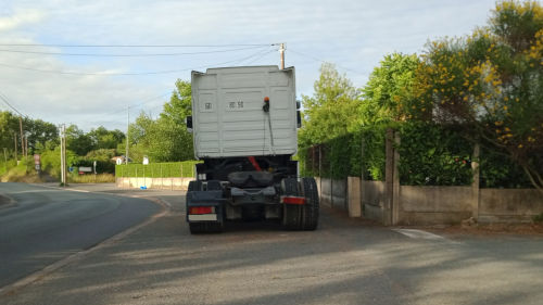 Trélazé: La piste cyclable de la rue de la Paperie, un parking permanent