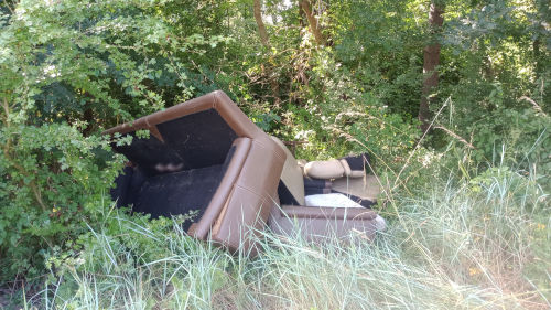 Découverte de canapés dans un fossé à Angers