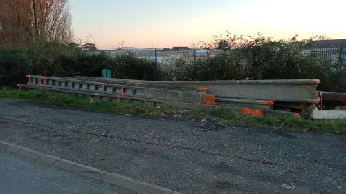 Des poteaux électrique déposés et oubliés au bord de la route