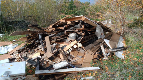 Ce dépôt sauvage situé à Trélazé à la une d'un article du journal Le Parisien
