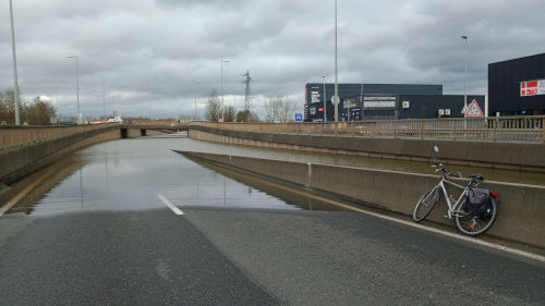 Balade à vélo dans les rues et sur les routes inondées d'Angers