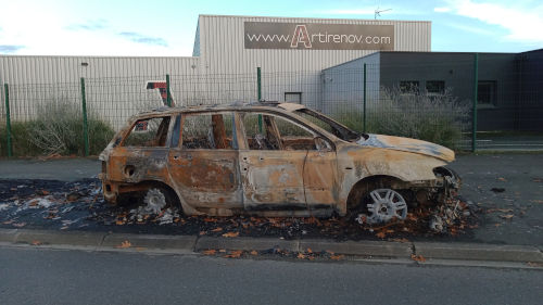 Une bagnole cramée rue de la Paperie à Trélazé