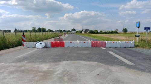 A vélo seul sur une route fermée pour travaux