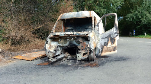 Un véhicule brulé à Angers