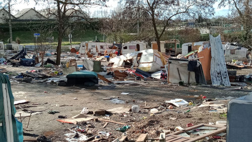 Camp de romms parking de la Paperie à Saint Barthélemy d'Anjou